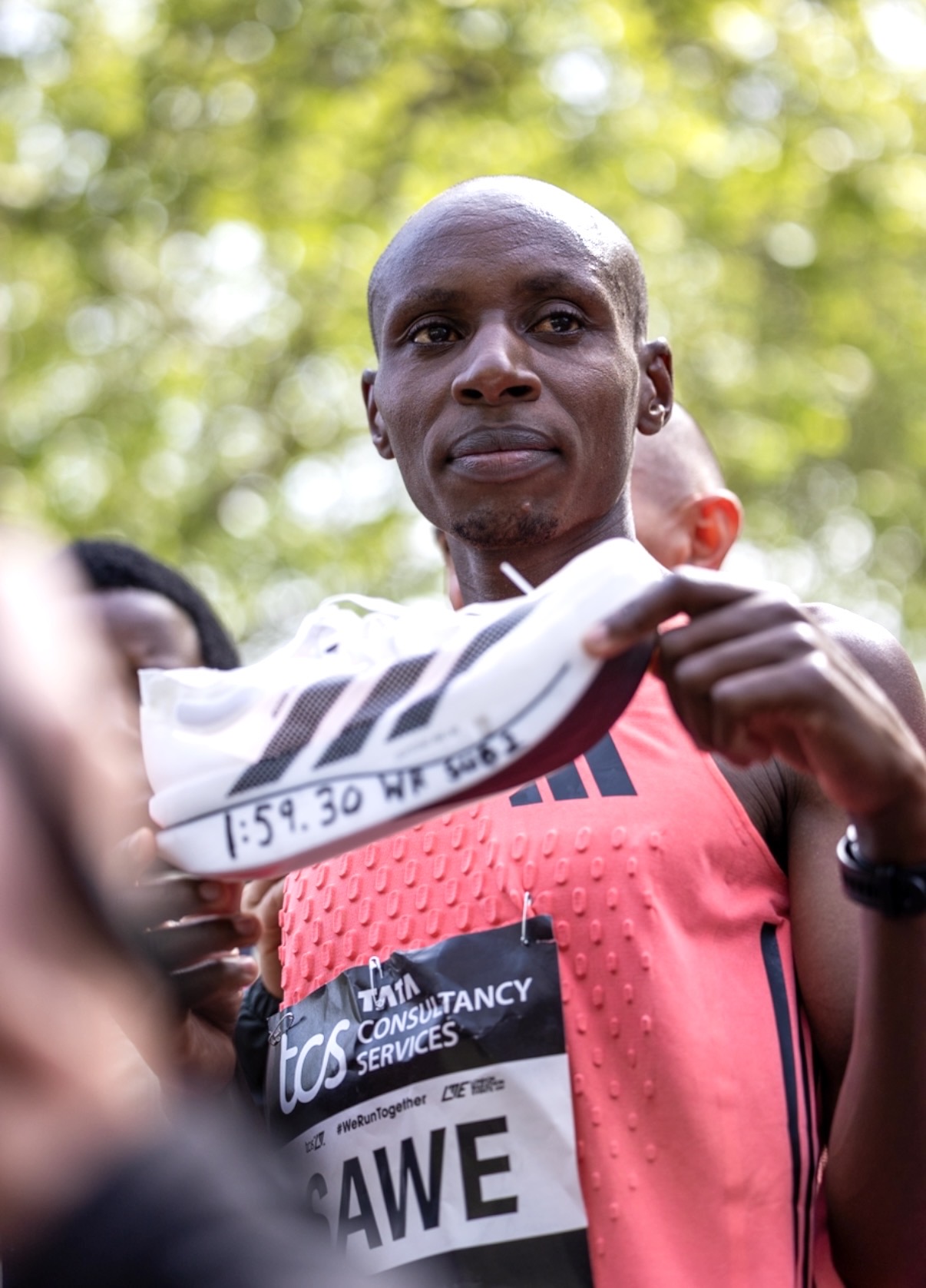 Sabastian Sawe holding his world record shoe, TCS London Marathon 2026